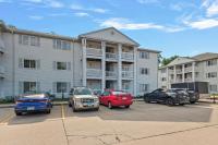 Modern King Suite with Private Patio, Near Hospitals & State Fairgrounds - B&B Springfield