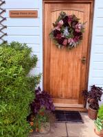 Orange House Luxury 1 bed home with EVSE welcomes 1 pet near sea & Sandringham - Chambres d'hôtes Heacham