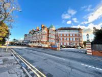 The Ocean Balcony Retreat - 2 Bedroom Apartment - Gym and Poole Table - FREE Allocated Parking - B&B Bournemouth