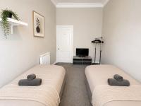 6 Bed, Free Parking, Fully Renovated Apartment - Chambres d'hôtes Glasgow