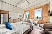 Renovated Downtown Retreat | Pool + In-Unit Laundry - B&B Dallas