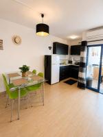 Flat Near The Beach With AC and a Private Balcony - Chambres d'hôtes Portimão