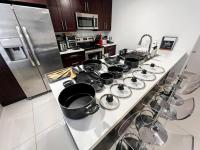 Vacay Spot experience Luna Sky! 65" TV BAR, BBQ, SHOWER massage jets, music, go to FL Keys - B&B Homestead