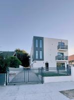 All Included USC Suite with private Balcony 4 Minutes Away fast Wifi and Free Laundry Long Term - Chambres d'hôtes Los Angeles