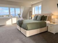Boutique Estate Stay, Spa, Pool and Lake Views - B&B Taupo