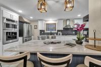 Como Lake Park Retreat l Hot Tub l Designer Home - B&B Lancaster