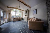 Incredible Galway Thatch Stylish Cottage Near Oranmore Sleeps 6 - Bed and Breakfast Garraun