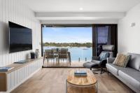 Commodore 5 Modern Waterfront - B&B Noosa Heads