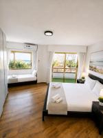 Finikoudes Marina Beachfront Grand Apartment - Bed and Breakfast Larnaca