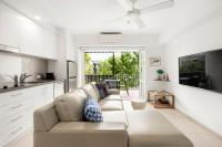 Elegant Modern Coastal Escape Steps from Noosa Main Beach - Bed and Breakfast Noosa Heads
