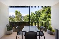 Elegant Modern Coastal Escape Steps from Noosa Main Beach - Bed and Breakfast Noosa Heads