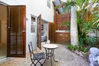 Courtyard Charm, Ocean Views, Little Cove - Bed and Breakfast Noosa Heads