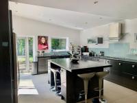 Jumbana , deluxe large country home close to London, great transport links to Gatwick - B&B Kenley
