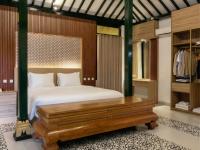 Zimmer mit Kingsize-Bett und Balkon