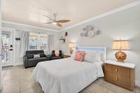 Enjoy Summer Days by the Pool and Strolls on the Beach! Coconut Villa 5! - B&B St. Pete Beach