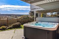 Hawk Lane Hideaway: Spacious 4 Bedroom Waterfront Retreat with Hot Tub - B&B Greenbank