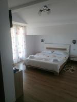 Zimmer mit Kingsize-Bett und Bergblick