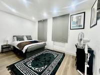 Deluxe Double Room with Private Bathroom & Kitchen Access - B&B London
