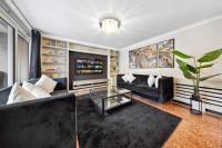 LUXURY Knightsbridge Family Hideaway 4BR for 11 with Balcony, Patio & Gated Parking Access - B&B Londra