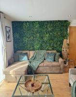 Velvet Leaf Retreat - 2 Bedrooms, 3 Beds, Ensuites, Park Views, Free Parking - B&B Leeds