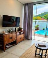 Casa em Porto Belo com Piscina Privativa, Hidro e Acesso Facilitado - 900m da Praia - Bed and Breakfast Porto Belo