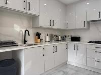 4 Bedroom House in Sutton with Parking, Fast WIFI and Sleeps 9 - B&B Sutton