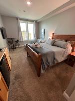 Village Ski-in - Ski-out 3BR3BA Condo w Hot Tub - Bed and Breakfast Snowshoe