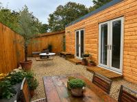 Luxury Larch Cabin with air con firepit BBQ - Bed and Breakfast Bradford on Avon