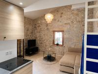 Charming natural stone house with private garden - B&B Gedići