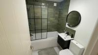 Pit Stop - Brooklands Weybridge Flat - B&B Byfleet