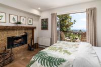 Zimmer mit Queensize-Bett, Patio und Kamin