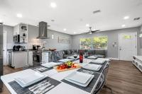 Renovated 3BR, Fenced Yard, Brandon Sleeps 8, 20 Min to Tampa, Monthly OK - Chambres d'hôtes Brandon