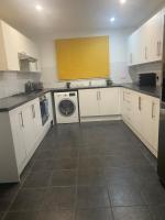5 Bed Contractor House in Grays near Tilbury - B&B Stifford