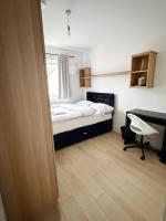 Brand new home beside luas station and shops - Bed and Breakfast Kingswood