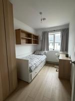 Brand new home beside luas station and shops - Bed and Breakfast Kingswood