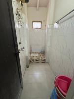 Lit Simple dans Dortoir pour Hommes avec Salle de Bains Commune