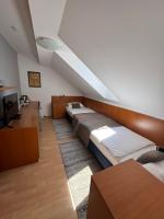 Kleines Zweibettzimmer