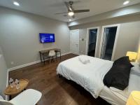Charming Private Room Minutes From Downtown - B&B Houston