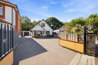 Pet Friendly 4-Br Sleeps 8 with Hot Tub & Pool - Bed and Breakfast Bournemouth