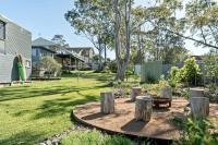 Retro Beach House - roomy 4BR retreat near ocean - Chambres d'hôtes Mollymook
