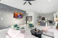 Hot Tub + Putting Green Oasis | 12 Min to D-Town - B&B Dallas