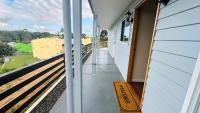 Elevated Woombye Retreat Views, Privacy & Style! - Bed and Breakfast Wyampa