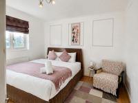 The Romford Oasis - Spacious 4 bedroom escape - Chambres d'hôtes Havering atte Bower