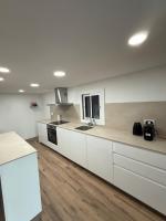 Elegant new apartment with pool in the hills - B&B Vallromanas