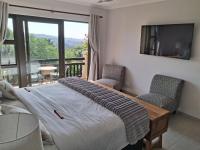 Habitación con cama extragrande y balcón