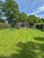 The Shepherd's Hut at Hidden Wood Glamping - Chambres d'hôtes Corsley