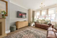 Arnside - Spacious 10-Bedroom Seaside Cottage with Hot Tub - Chambres d'hôtes Blackpool