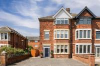 Arnside - Spacious 10-Bedroom Seaside Cottage with Hot Tub - Bed and Breakfast Blackpool