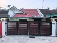 Golden Inn 7 pax 3 rooms 2 Toilets w Karaoke Dart - Chambres d'hôtes Kampung Parit Patah