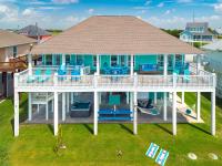 2 Main Suites, Sleeps 16, Hot Tub, Steps to Beach, Pets, Tiki Bar, Day Bed, Large Decks - B&B Bolivar Peninsula